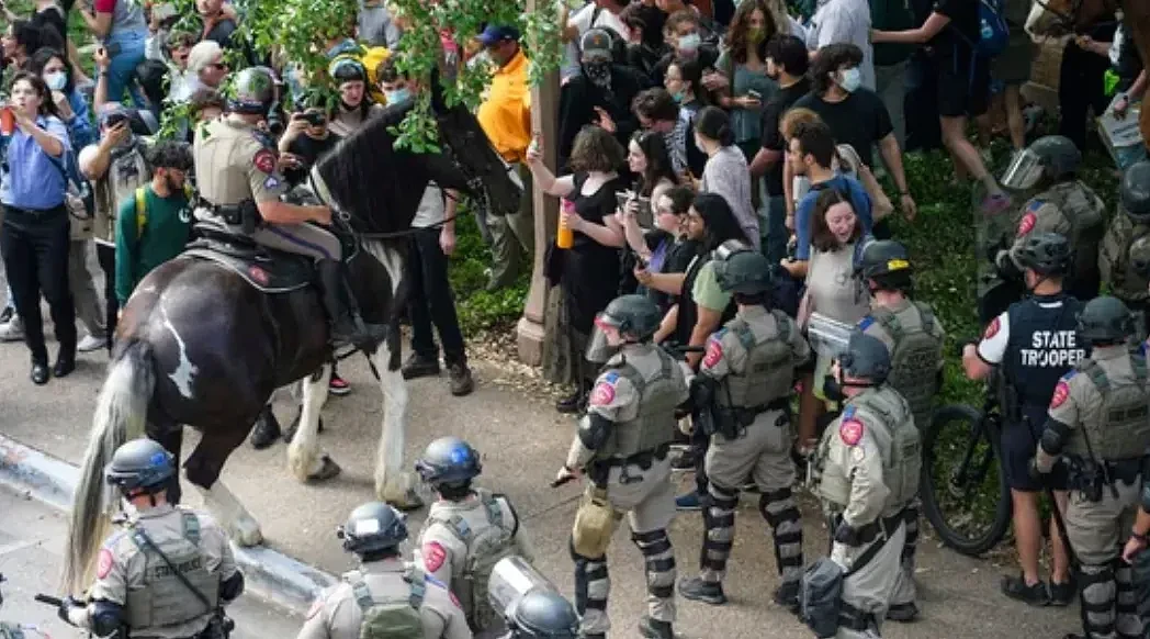 800多人被捕！反战示威席卷全美大学：警方用上了手铐、电击枪、催泪弹、橡皮子弹...（组图） - 20