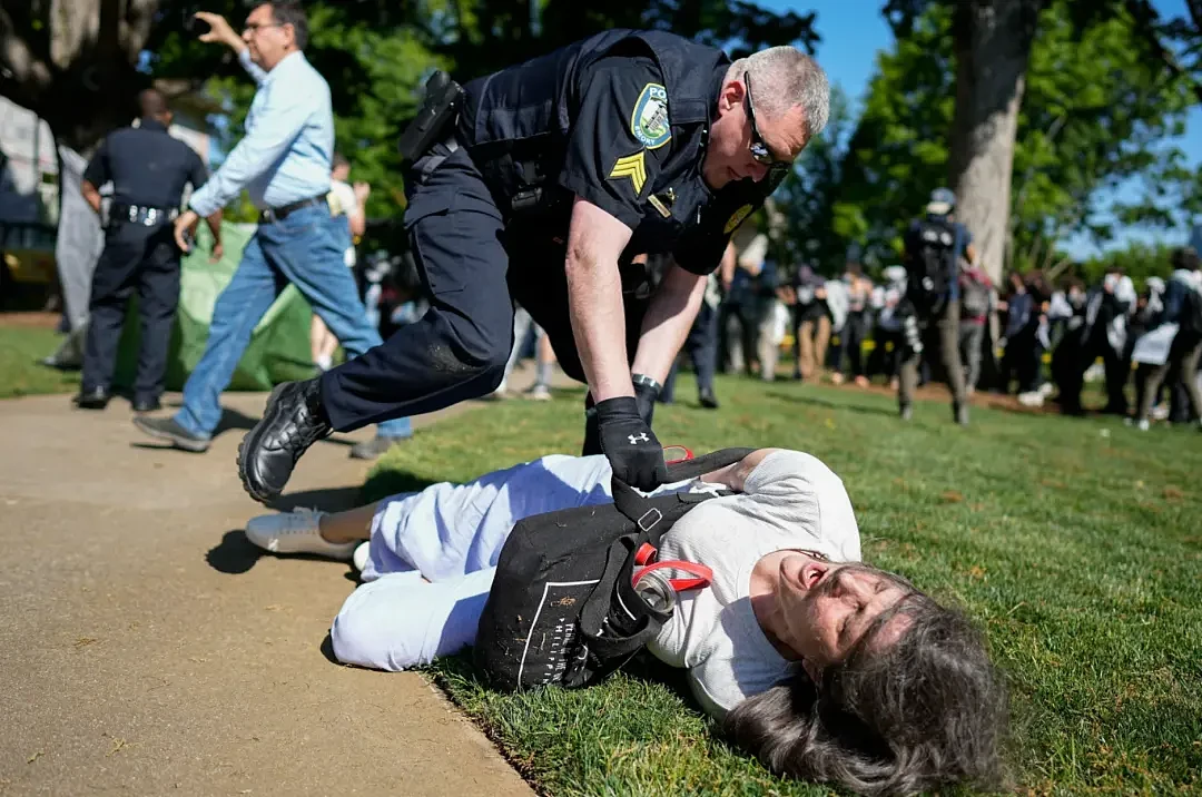 800多人被捕！反战示威席卷全美大学：警方用上了手铐、电击枪、催泪弹、橡皮子弹...（组图） - 10