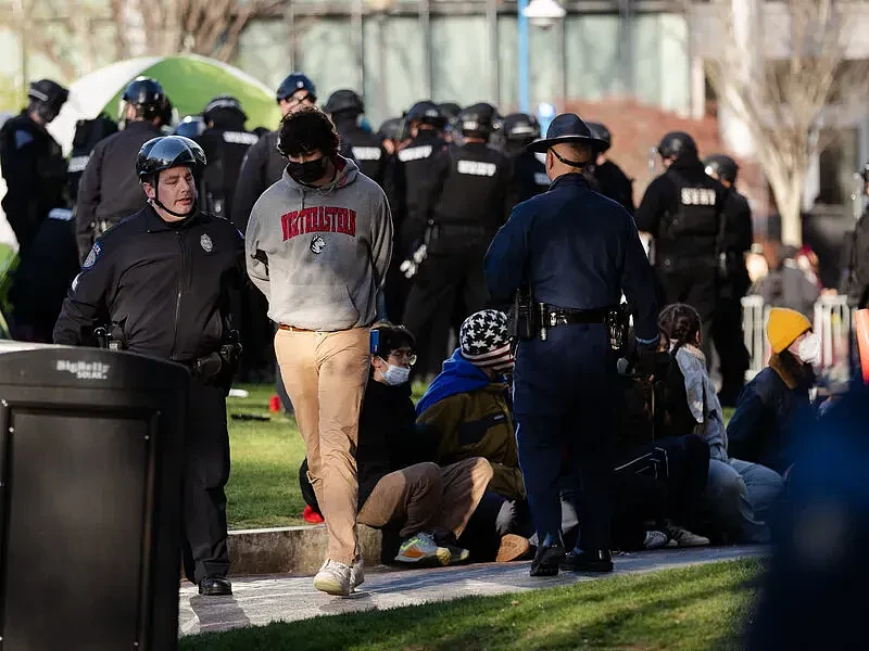 800多人被捕！反战示威席卷全美大学：警方用上了手铐、电击枪、催泪弹、橡皮子弹...（组图） - 16