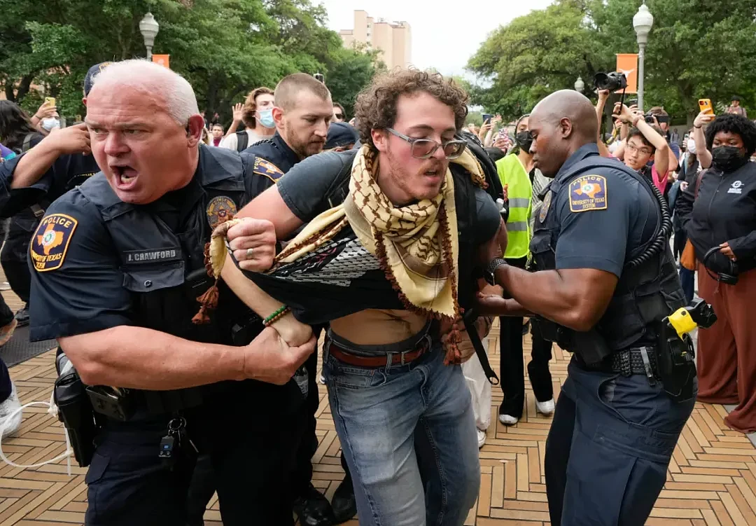 800多人被捕！反战示威席卷全美大学：警方用上了手铐、电击枪、催泪弹、橡皮子弹...（组图） - 18