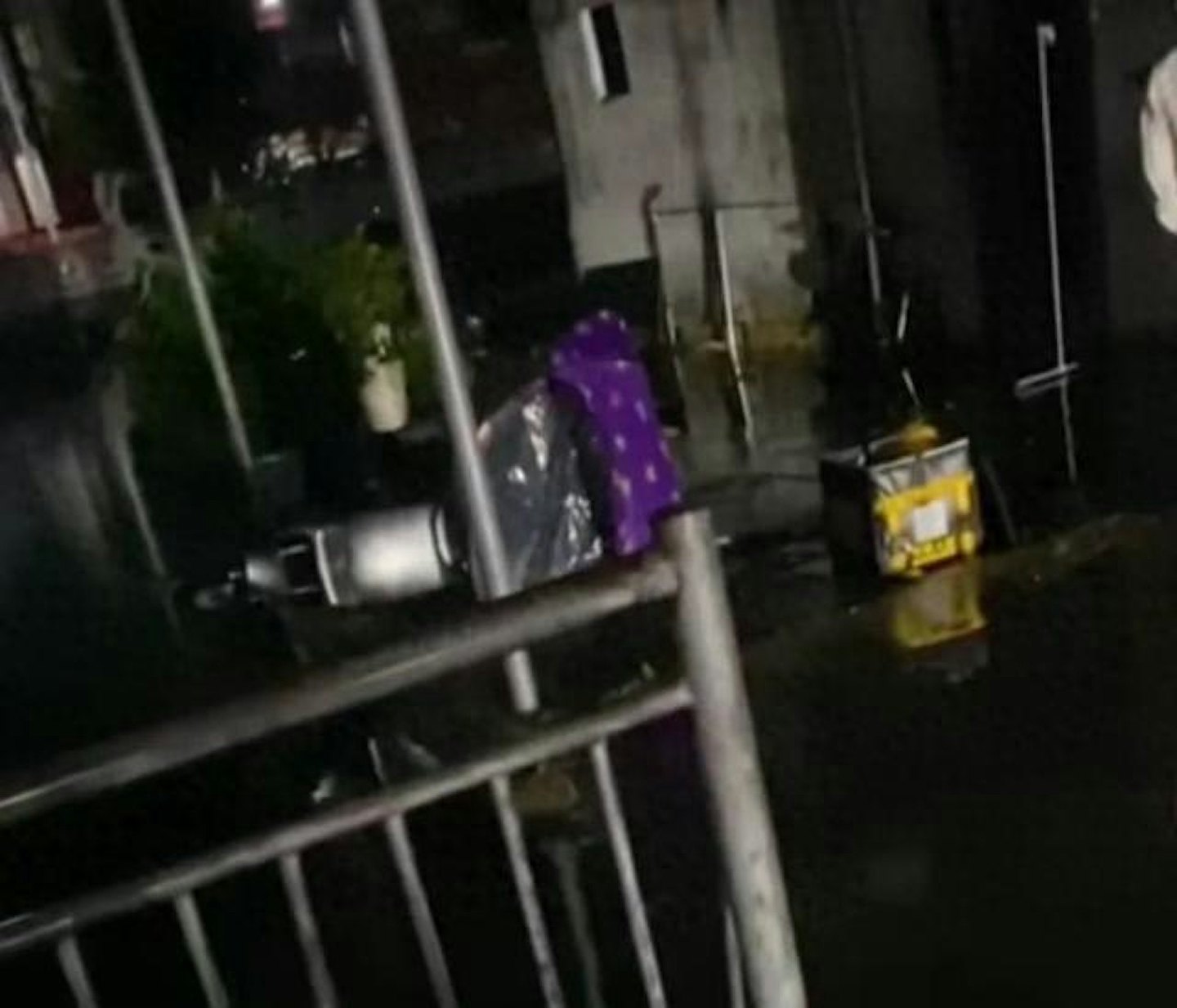 暴雨下河水涨至路面水平！潮州年轻外卖员送餐翻车落水亡（视频/组图） - 5