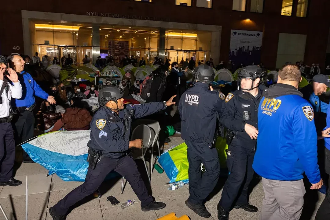 800多人被捕！反战示威席卷全美大学：警方用上了手铐、电击枪、催泪弹、橡皮子弹...（组图） - 2