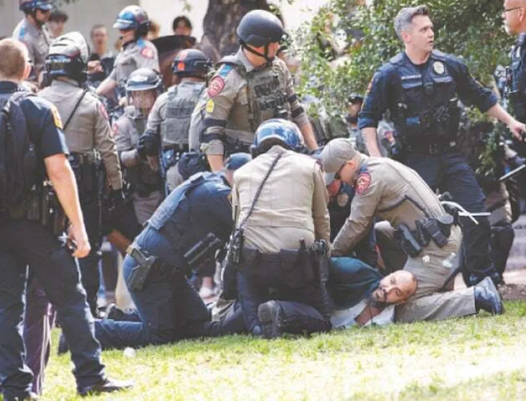 800多人被捕！反战示威席卷全美大学：警方用上了手铐、电击枪、催泪弹、橡皮子弹...（组图） - 6