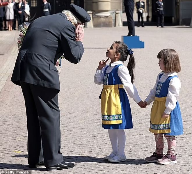 超越路易王子！3岁瑞典王子朱利安在祖父生日庆典上做鬼脸，可爱（组图） - 9