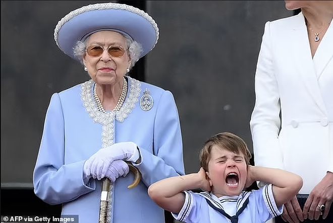 超越路易王子！3岁瑞典王子朱利安在祖父生日庆典上做鬼脸，可爱（组图） - 5
