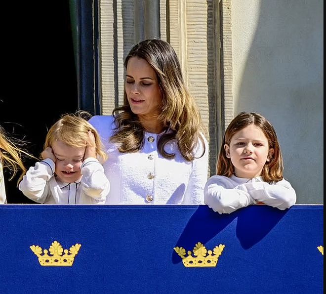 超越路易王子！3岁瑞典王子朱利安在祖父生日庆典上做鬼脸，可爱（组图） - 4