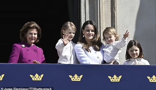 超越路易王子！3岁瑞典王子朱利安在祖父生日庆典上做鬼脸，可爱（组图） - 2