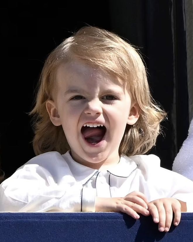 超越路易王子！3岁瑞典王子朱利安在祖父生日庆典上做鬼脸，可爱（组图） - 3