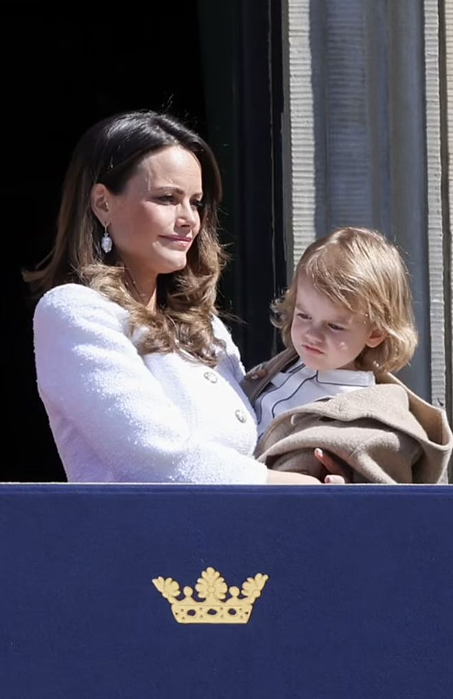 超越路易王子！3岁瑞典王子朱利安在祖父生日庆典上做鬼脸，可爱（组图） - 7