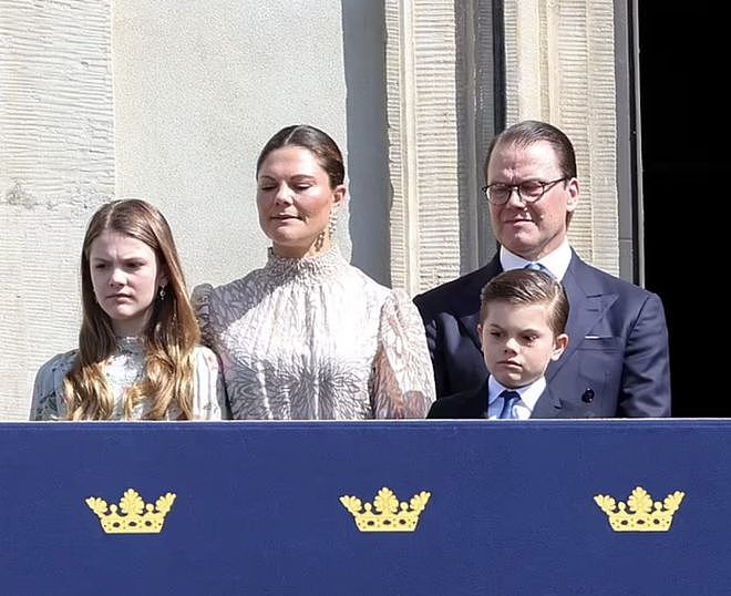 超越路易王子！3岁瑞典王子朱利安在祖父生日庆典上做鬼脸，可爱（组图） - 11