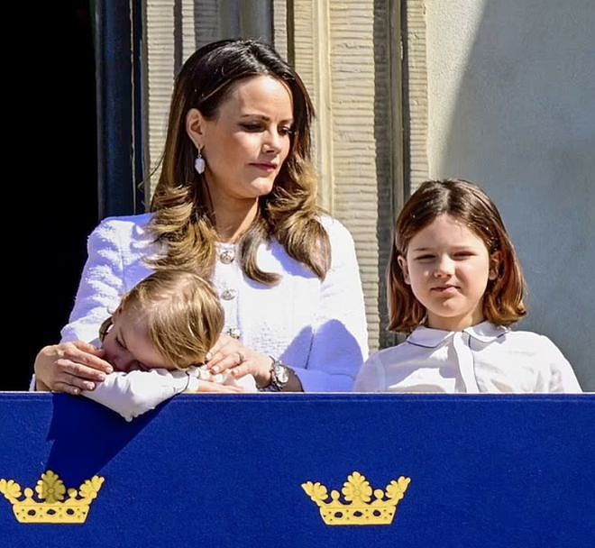 超越路易王子！3岁瑞典王子朱利安在祖父生日庆典上做鬼脸，可爱（组图） - 8