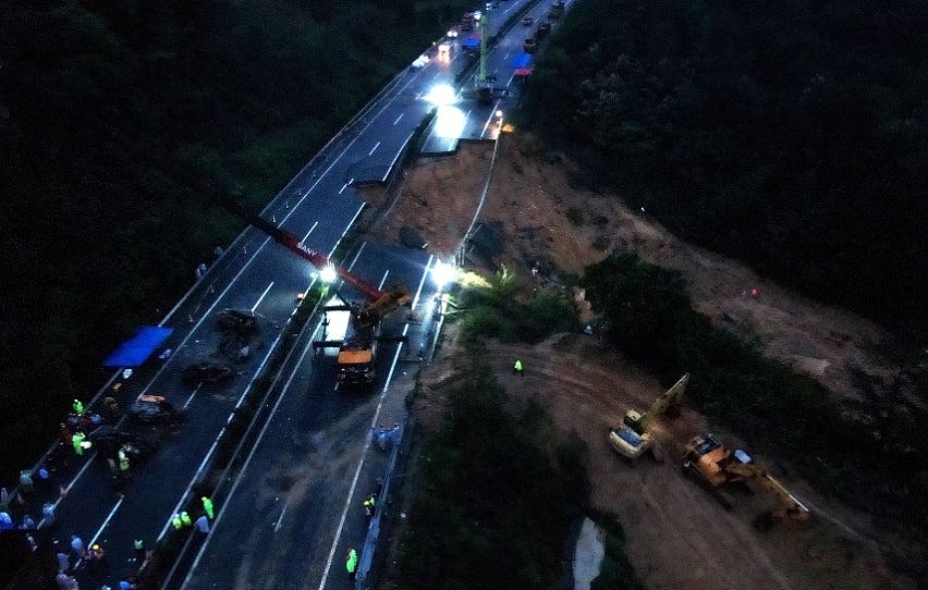 广东高速塌陷已致48死30伤！23辆车跌入大坑，事发路段建成不到10年（组图） - 9