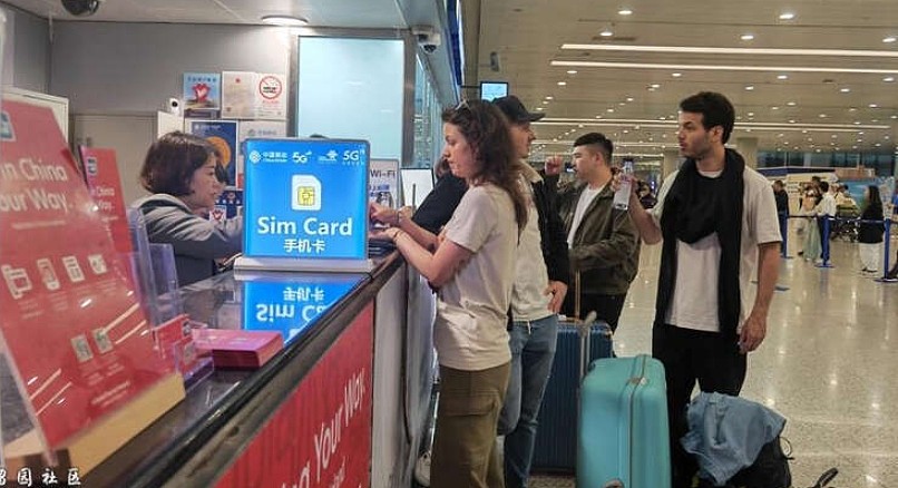 上海机场入境旅客真相：高奢酒店迎客排成长排（组图） - 4
