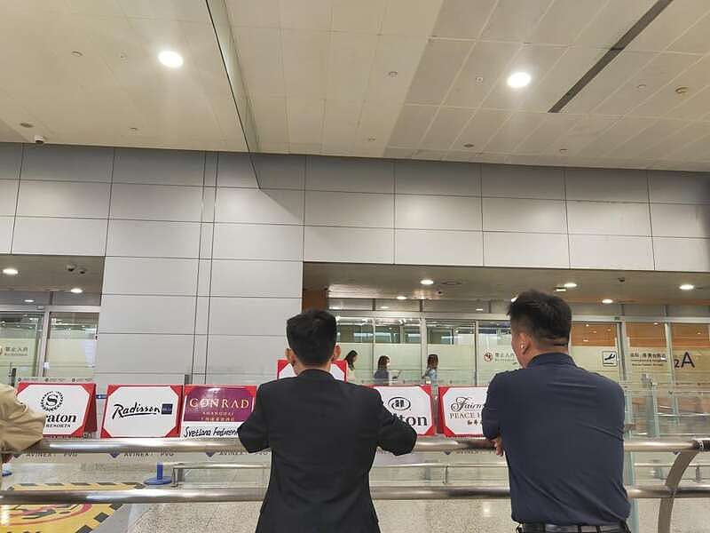 上海机场入境旅客真相：高奢酒店迎客排成长排（组图） - 1
