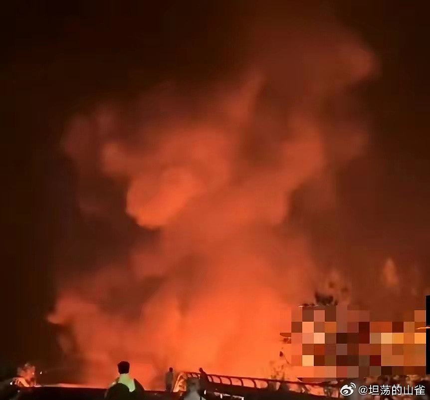 广东高速塌陷已致48死30伤！23辆车跌入大坑，事发路段建成不到10年（组图） - 16