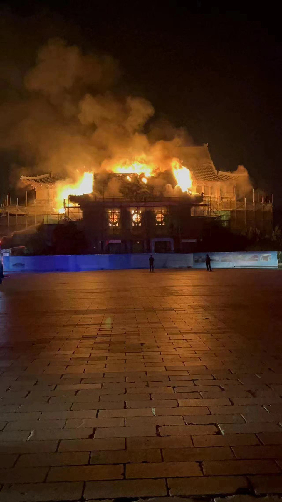 提级调查，责任人被控制！河南大学礼堂突失火，知情者：起火时疑有施工队在此休息（视频/组图） - 1