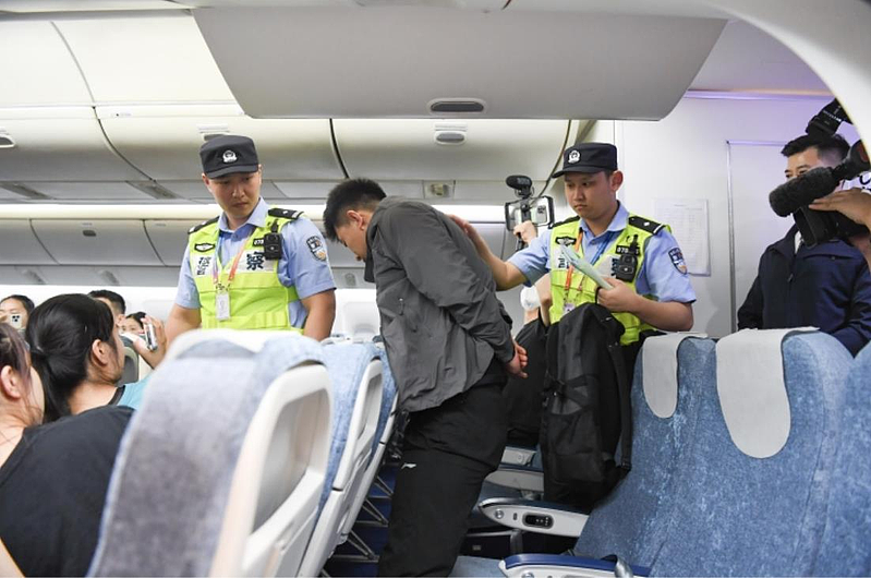 乘飞机闹事就抓，中国公安10个月拘留311人（组图） - 1