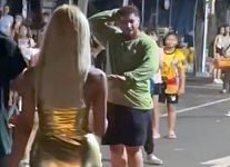 外籍男子泰国街头闹事！变性女围殴狂揍，高跟鞋敲头画面曝（视频/图）