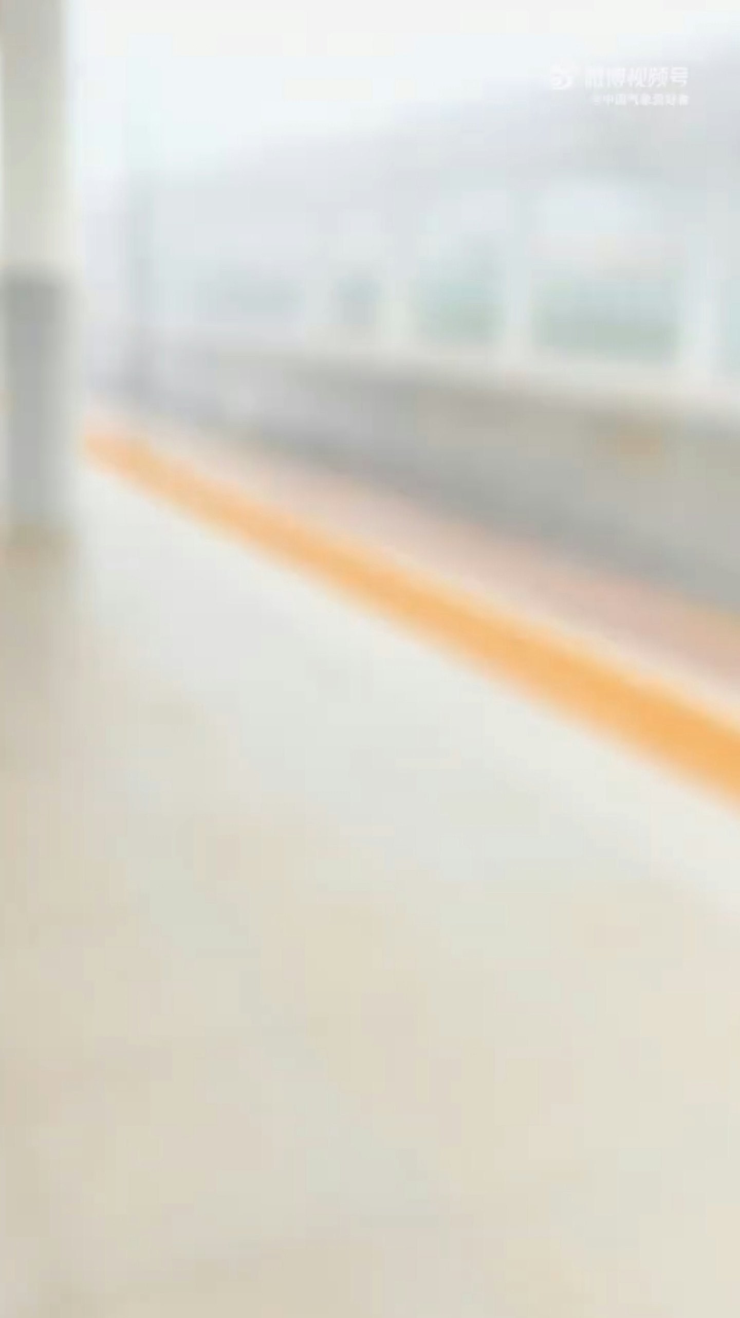 汕尾火车站现末日式狂风暴雨，旅客月台集体抱柱惨叫影片疯传（视频/组图） - 2