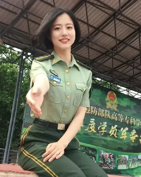 比照片更美！中国最甜退役女兵爆红，网友叹：这个很纯，要上交国家了（组图） - 1