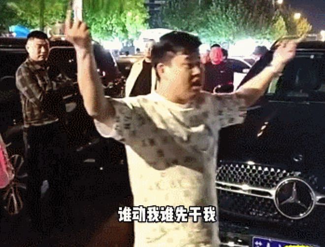 苏A奔驰男逆行违停大闹徐州：我南京人，出警认怂，群众：晚了吧（视频/组图） - 2