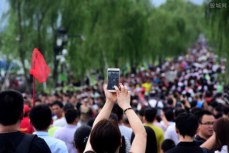 五一假期经济振消费，专家：国内有效需求仍不足（图） - 1