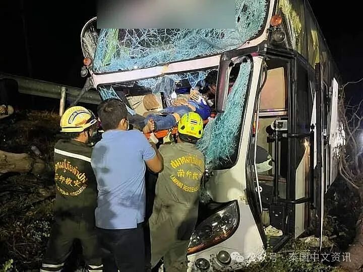 1死33伤！泰国载有中国游客大巴出事，司机当场死亡（组图） - 7