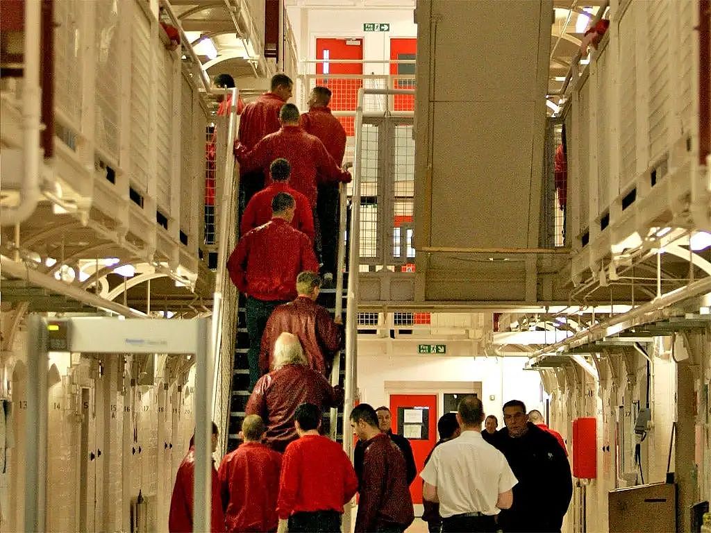 英国最大监狱：女警爱上男囚，牢房变后宫（组图） - 19