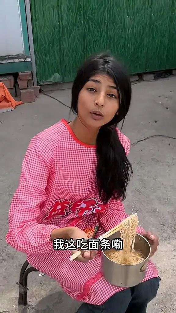 【社交】河南夫妇捡回的巴基斯坦女婴长大了，一开口惊呆网友！以中国国籍自豪，努力买房报答父母...（组图） - 12