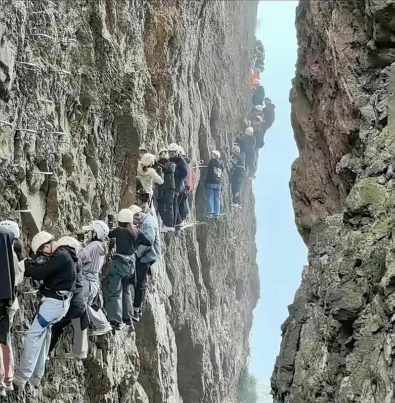 攀岩游客悬挂半山腰，工作人员：可付钱救援（图） - 1