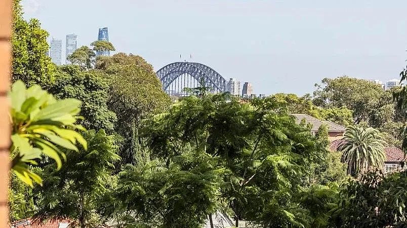 拍卖 | 地毯腐烂，橱柜脱落！悉尼破旧公寓吸引近300人来看房，26人竞争激烈，中介直呼疯狂（组图） - 6