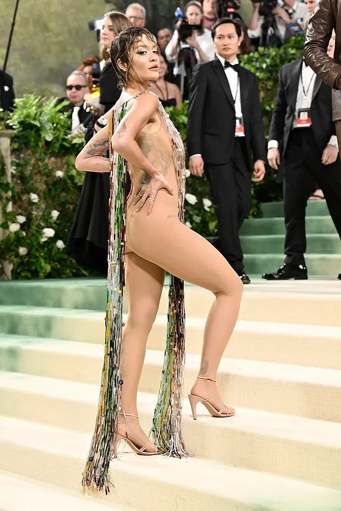 Met Gala时尚展：Rita Ora当老公面几乎全裸！维密天使不能输直接“露点”了（组图） - 2