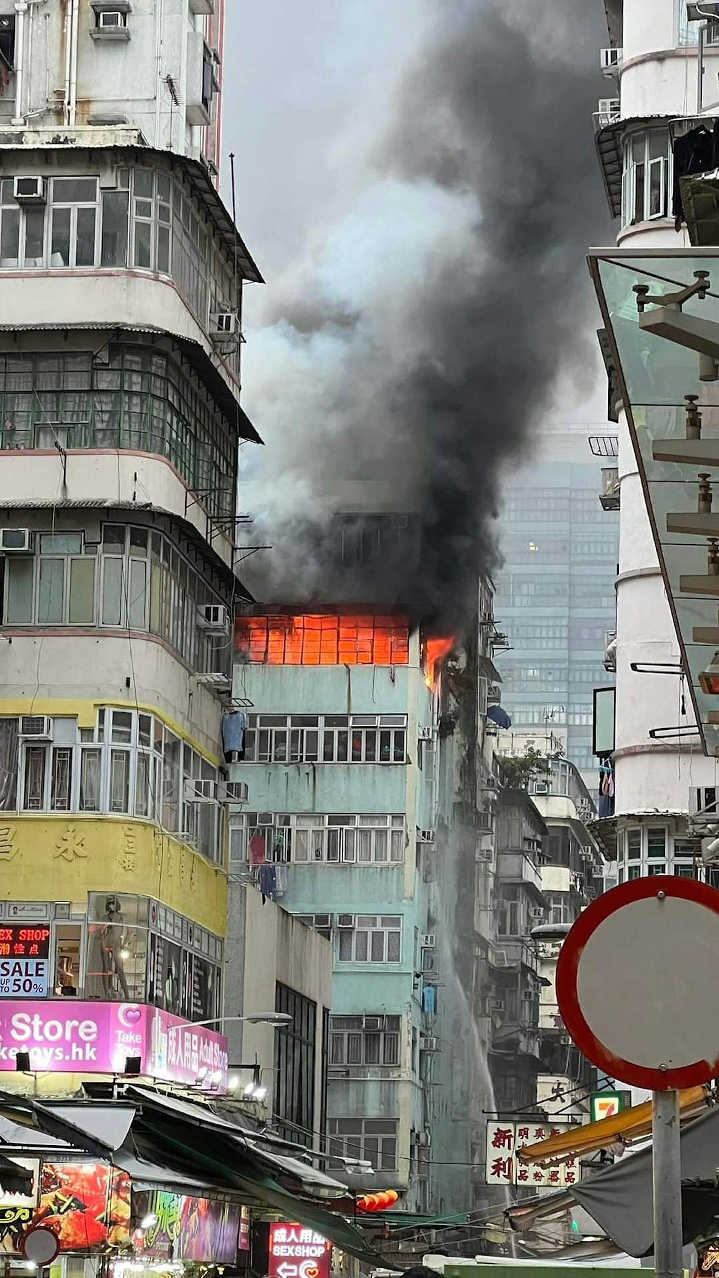 香港佐敦庙街唐楼起火传爆炸声！一女不适送院，警列纵火跟进（视频/组图） - 1