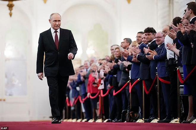 47岁车臣领导人现身普京的就职典礼，脱外套需两人帮忙，健康堪忧（组图） - 1