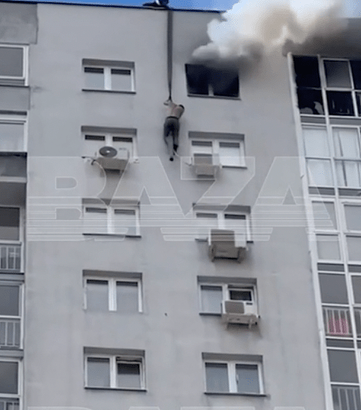 惊悚一刻！俄罗斯高楼大火，男子爬墙逃生当众摔死！另1人悬窗待救检回一命（组图） - 9