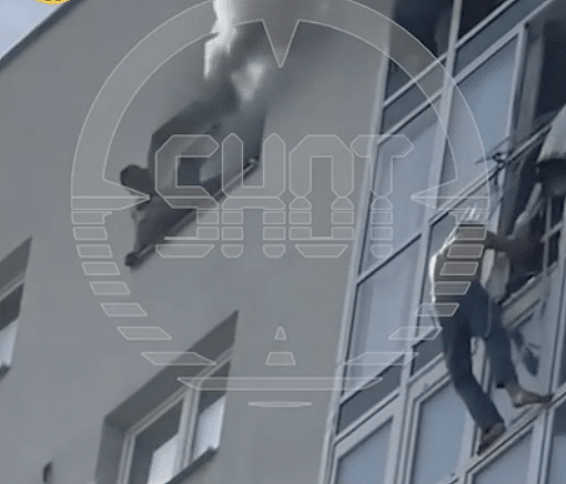 惊悚一刻！俄罗斯高楼大火，男子爬墙逃生当众摔死！另1人悬窗待救检回一命（组图） - 3