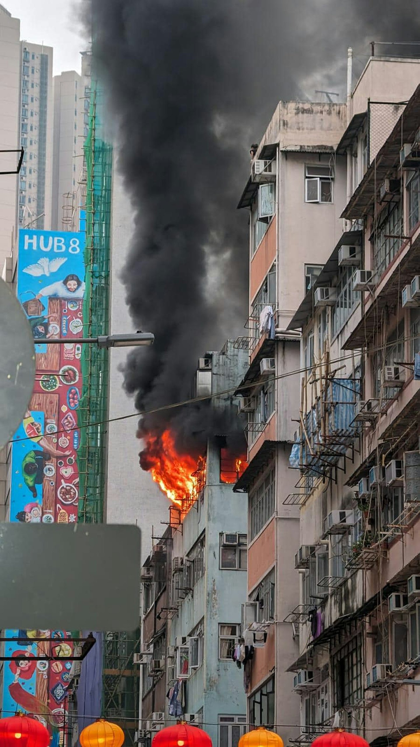 香港佐敦庙街唐楼起火传爆炸声！一女不适送院，警列纵火跟进（视频/组图） - 3