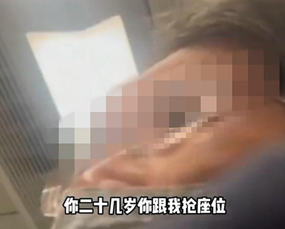 地铁抢座位！南京80岁阿婆坐女子身上逼让座，她喊：还被辱骂（视频/图） - 1