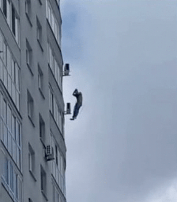 惊悚一刻！俄罗斯高楼大火，男子爬墙逃生当众摔死！另1人悬窗待救检回一命（组图） - 7