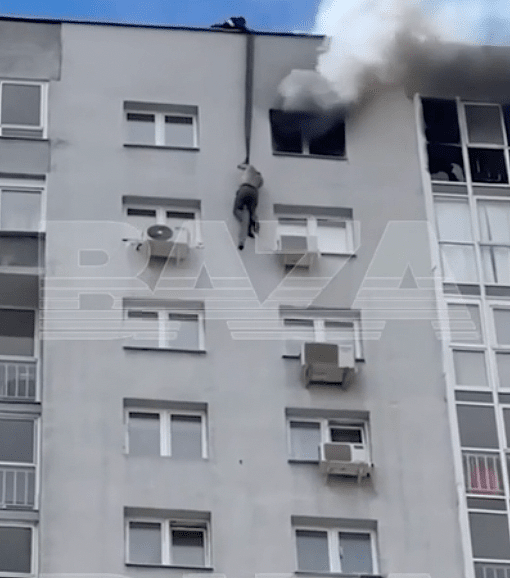 惊悚一刻！俄罗斯高楼大火，男子爬墙逃生当众摔死！另1人悬窗待救检回一命（组图） - 8