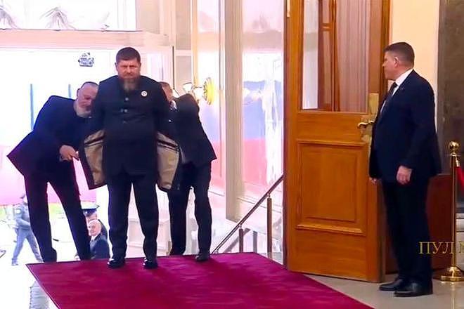47岁车臣领导人现身普京的就职典礼，脱外套需两人帮忙，健康堪忧（组图） - 3