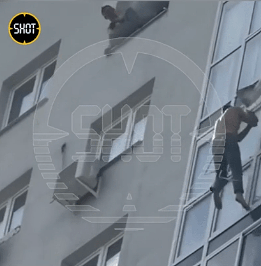 惊悚一刻！俄罗斯高楼大火，男子爬墙逃生当众摔死！另1人悬窗待救检回一命（组图） - 6