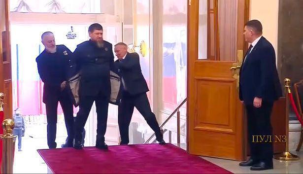 47岁车臣领导人现身普京的就职典礼，脱外套需两人帮忙，健康堪忧（组图） - 4