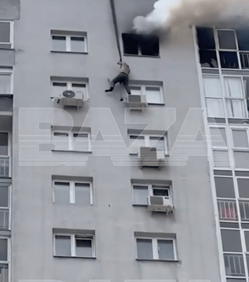 惊悚一刻！俄罗斯高楼大火，男子爬墙逃生当众摔死！另1人悬窗待救检回一命（组图） - 10