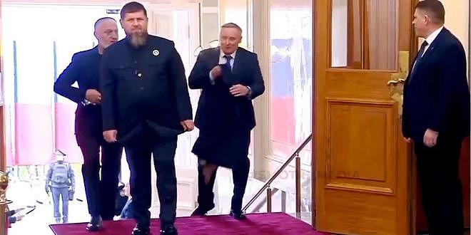 47岁车臣领导人现身普京的就职典礼，脱外套需两人帮忙，健康堪忧（组图） - 7