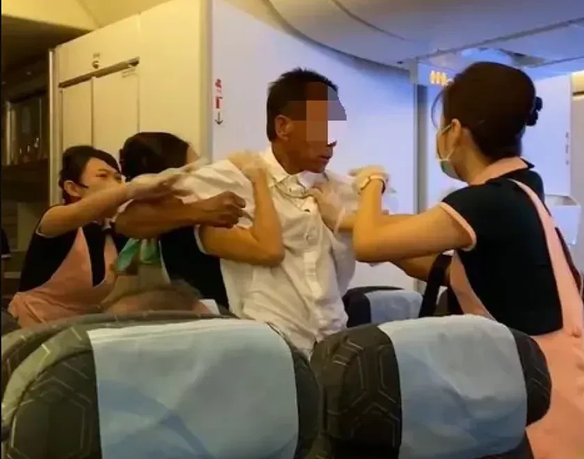万米高空上演全武行！台湾长荣赴美航班乘客疯狂互殴，FBI都出动了…（组图） - 4