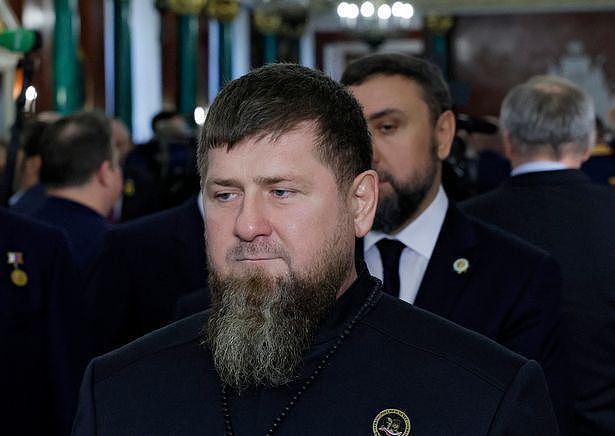 47岁车臣领导人现身普京的就职典礼，脱外套需两人帮忙，健康堪忧（组图） - 2