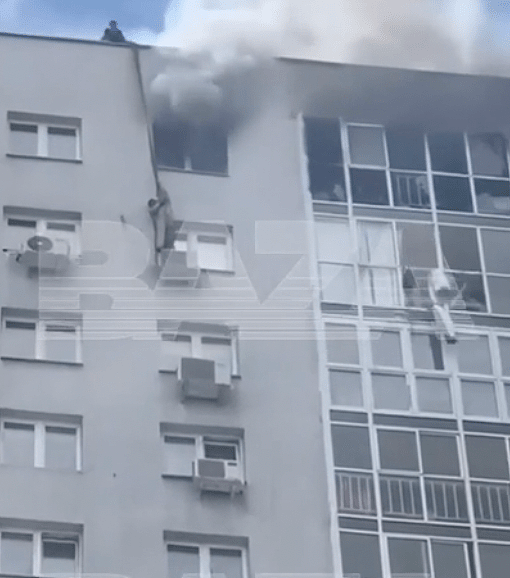 惊悚一刻！俄罗斯高楼大火，男子爬墙逃生当众摔死！另1人悬窗待救检回一命（组图） - 11