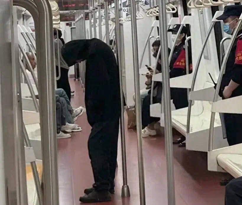 西安地铁神秘黑衣男子后续：真容曝光，地铁回应，知情人发声（组图） - 1