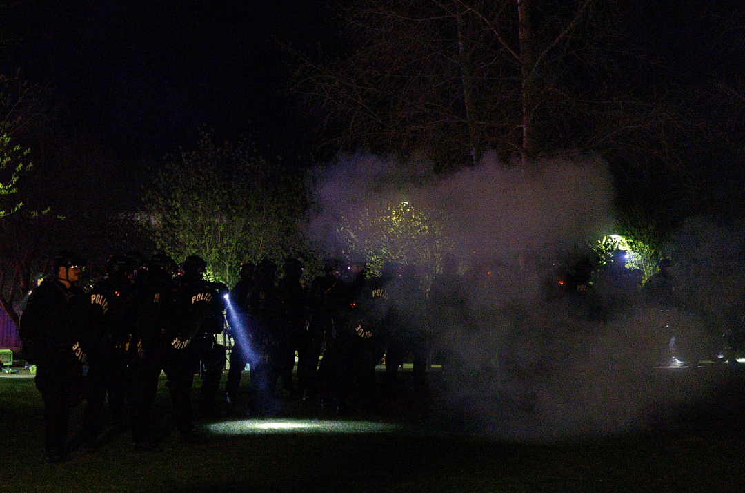 加拿大警方清除大学抗议营地：动用催泪瓦斯，闪光弹爆炸，多人被捕（组图） - 7